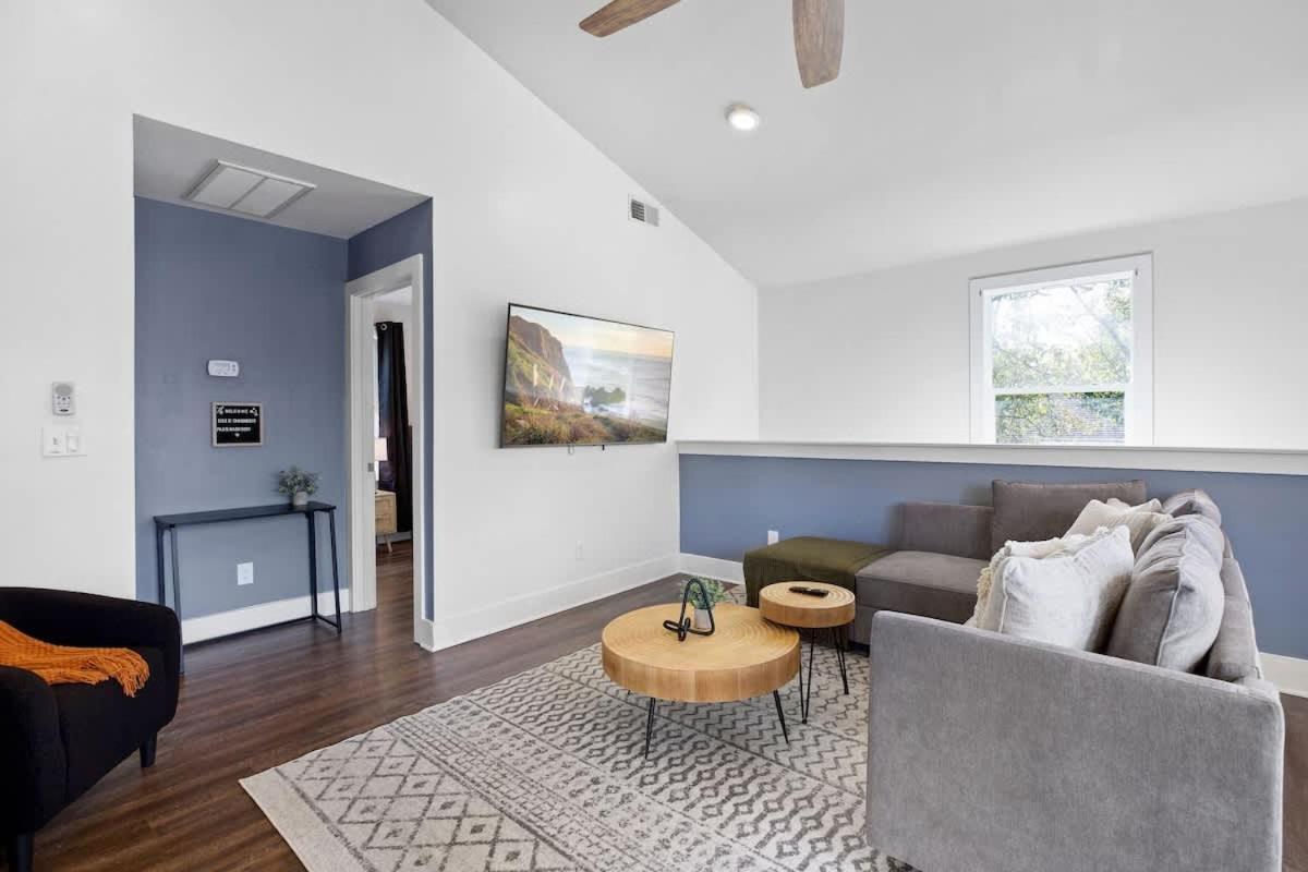 Holiday home 5 Mins To Downtown 2 Bed 1 Bath 2 Car Garage