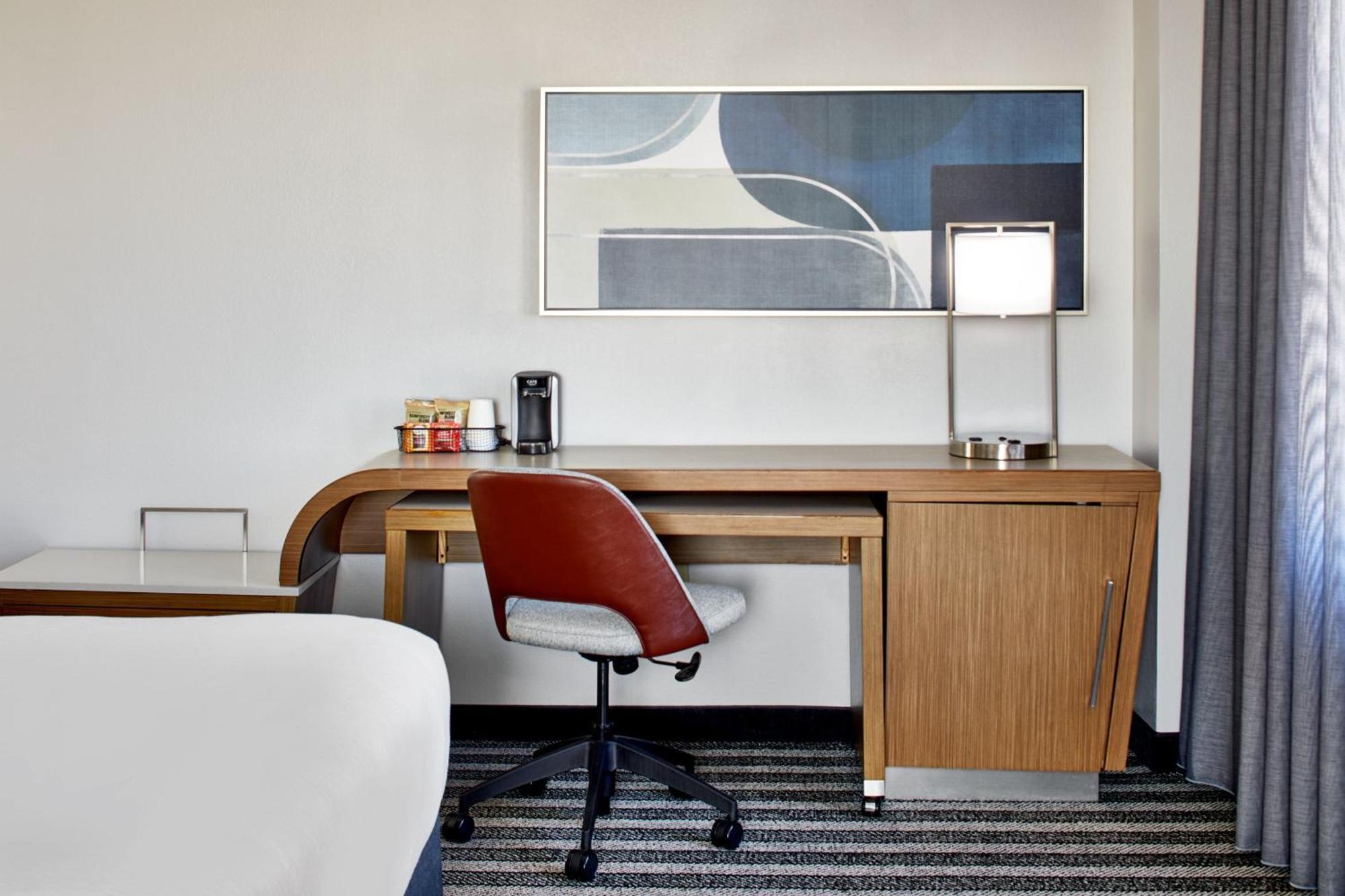 Courtyard By Marriott Downtown Hotel