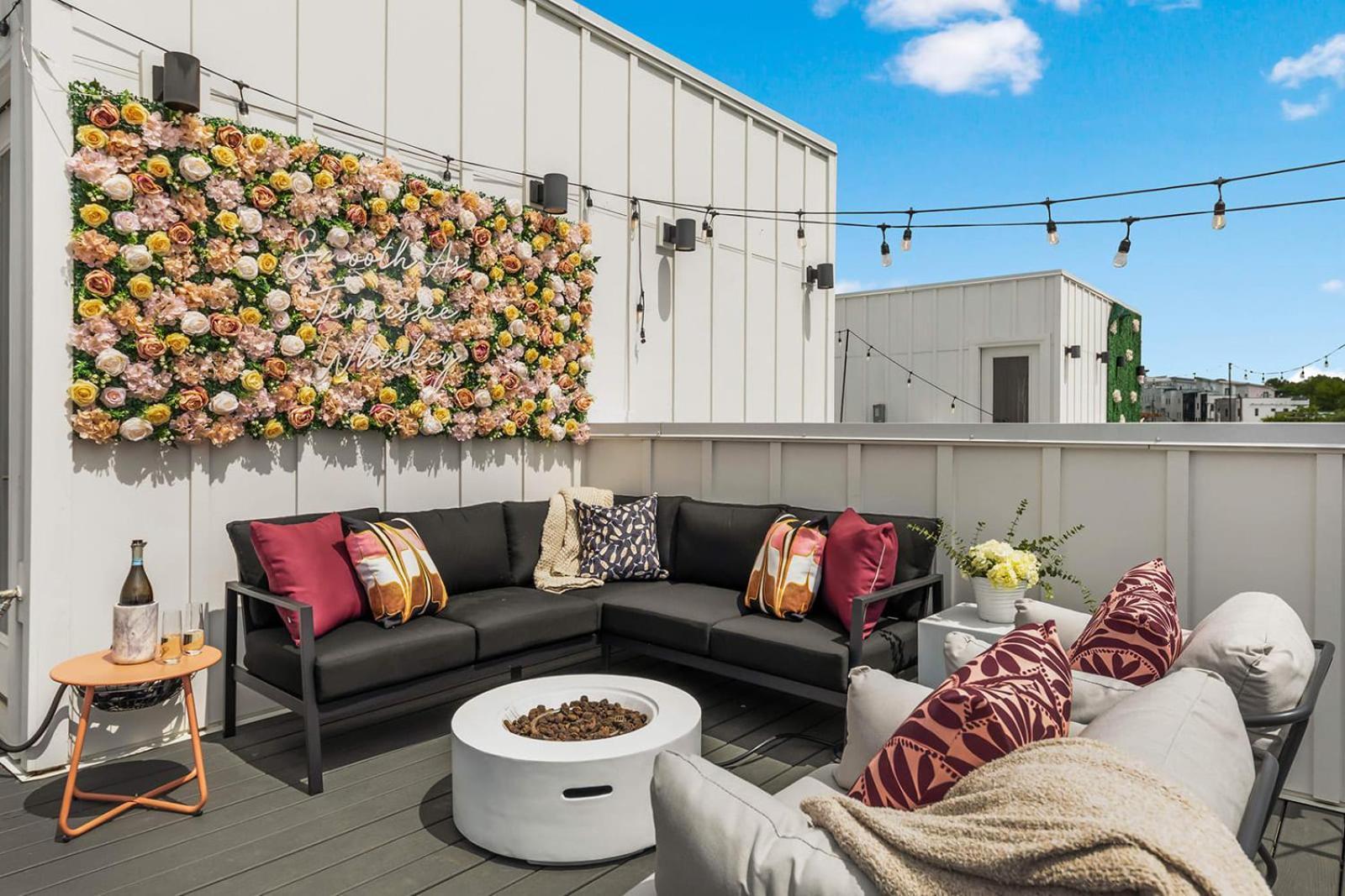 Bourbon & Bubbles - Rooftop Hot Tub & Speakeasy *
