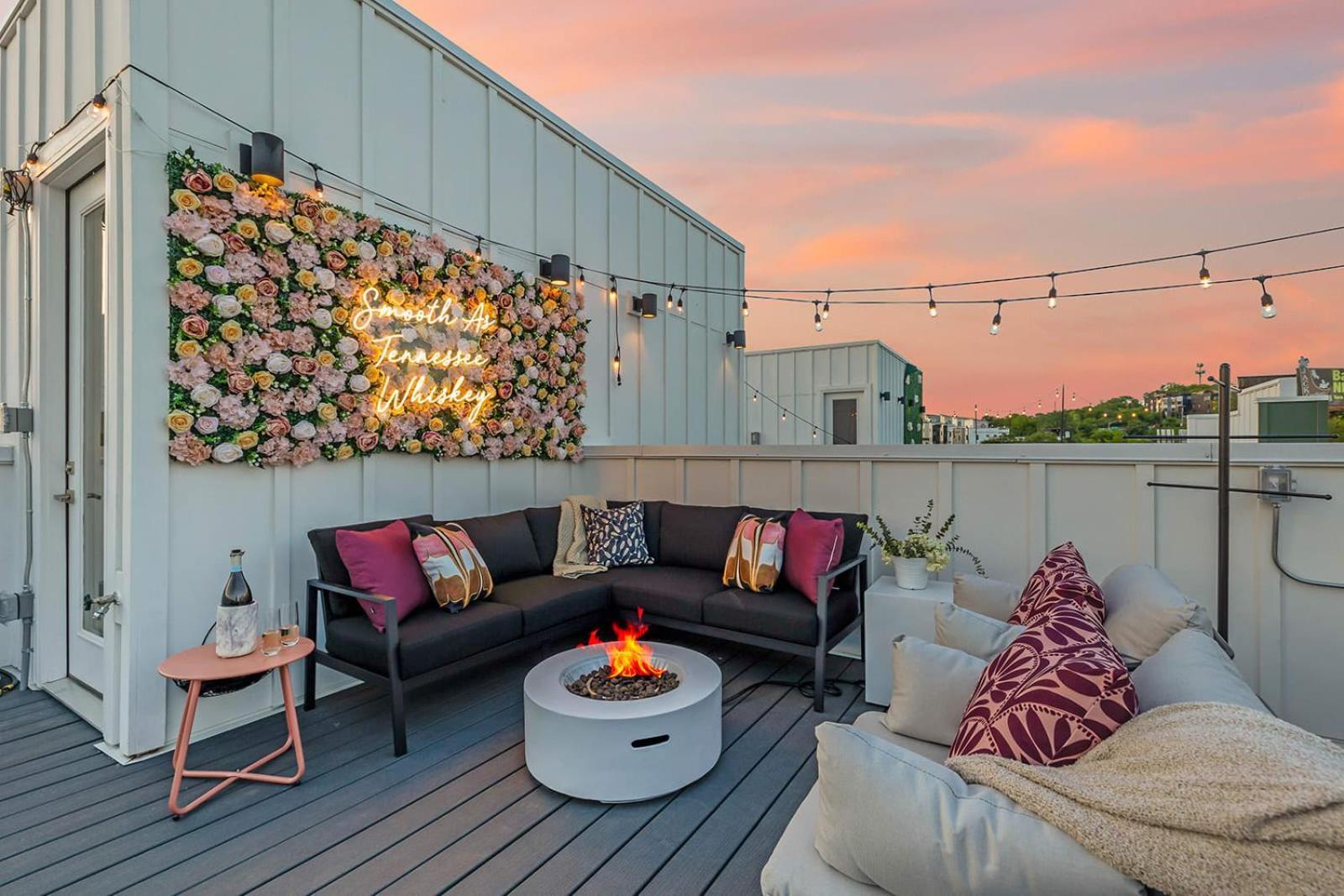 Bourbon & Bubbles - Rooftop Hot Tub & Speakeasy Holiday home