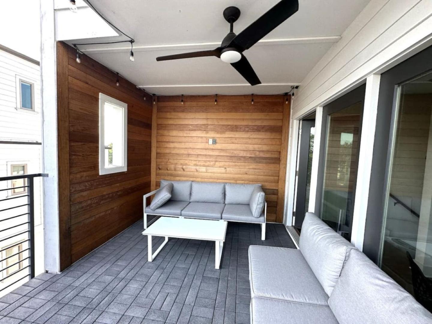 11 Beds 6 Full Baths With Rooftop Deck *
