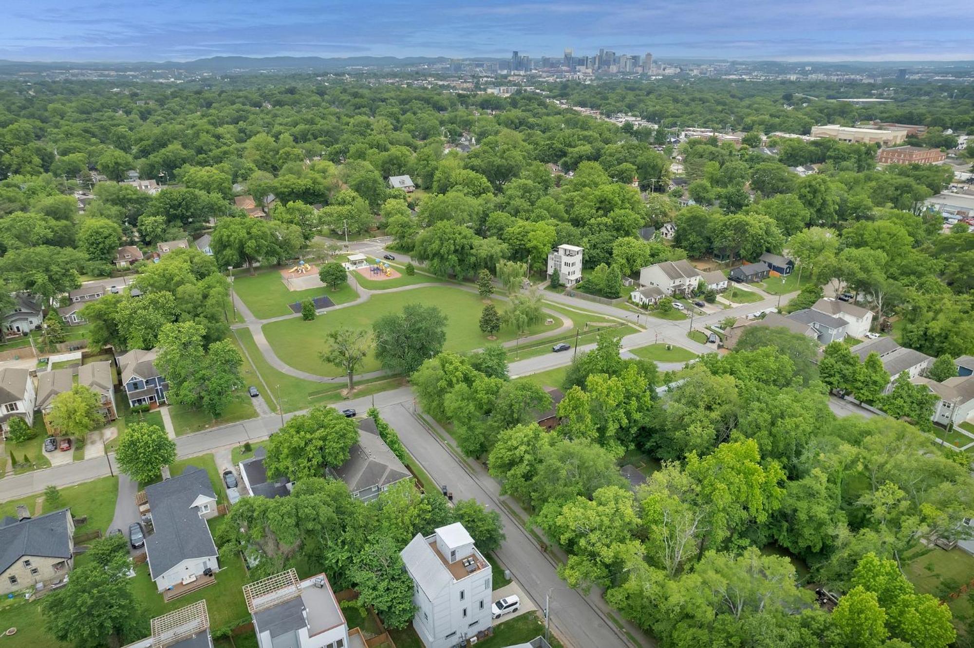 Lux East Nash-hot Tub & Rooftop Patio Holiday home