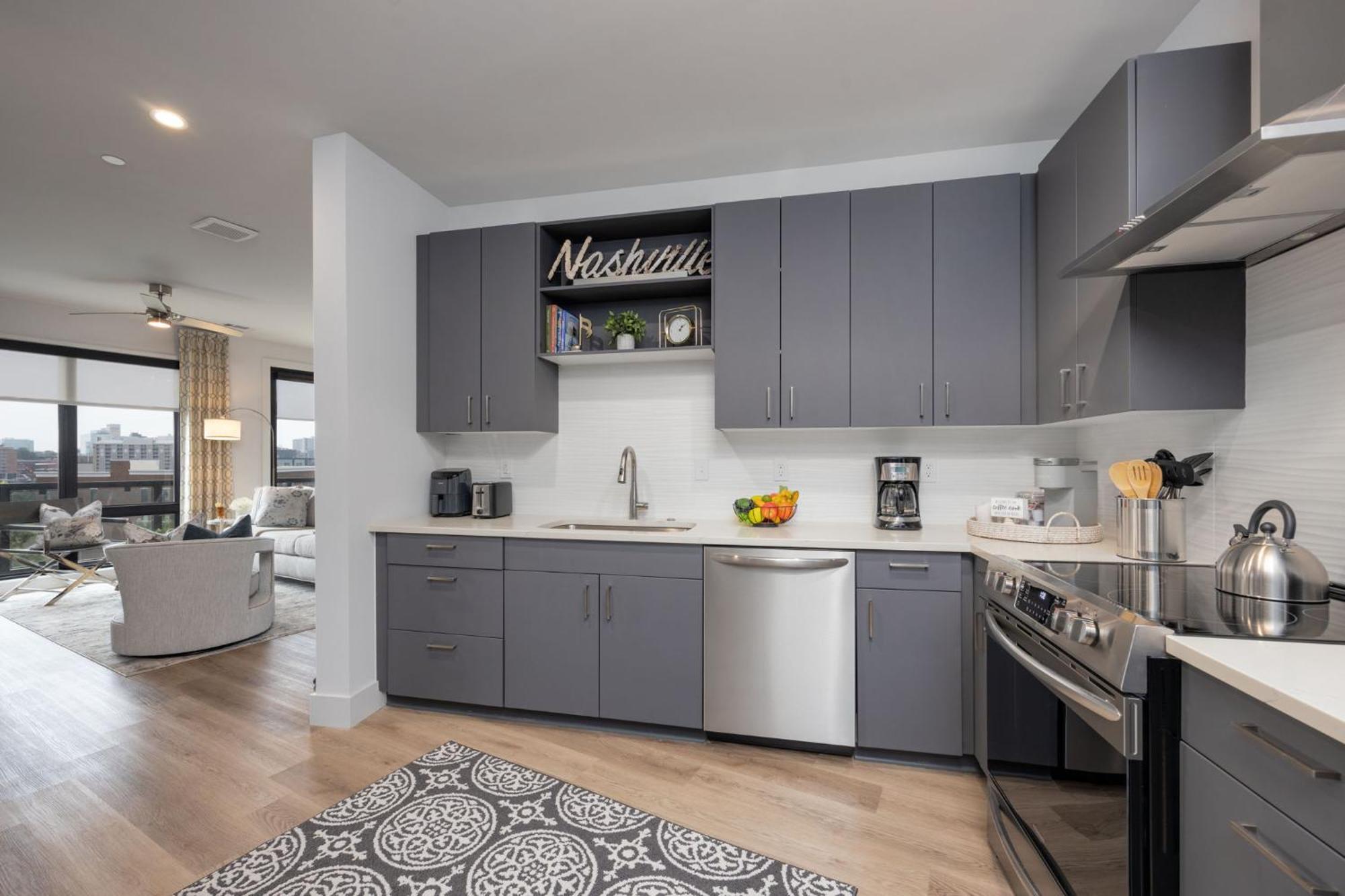 Apartment Elegant Corner Penthouse With Private Balcony, Skyline Views, Pool, And Gym *