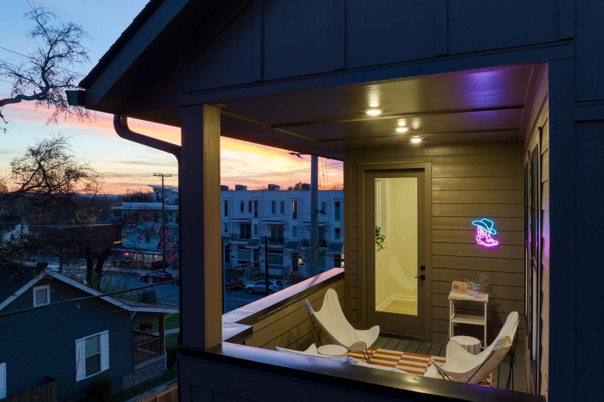 The Stage By Avantstay Chic 4bdr W Covered Balcony Modern Newly Built Holiday home *