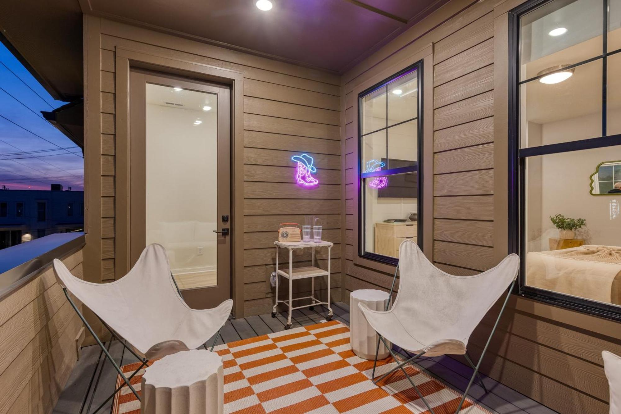 The Stage By Avantstay Chic 4bdr W Covered Balcony Modern Newly Built Holiday home *