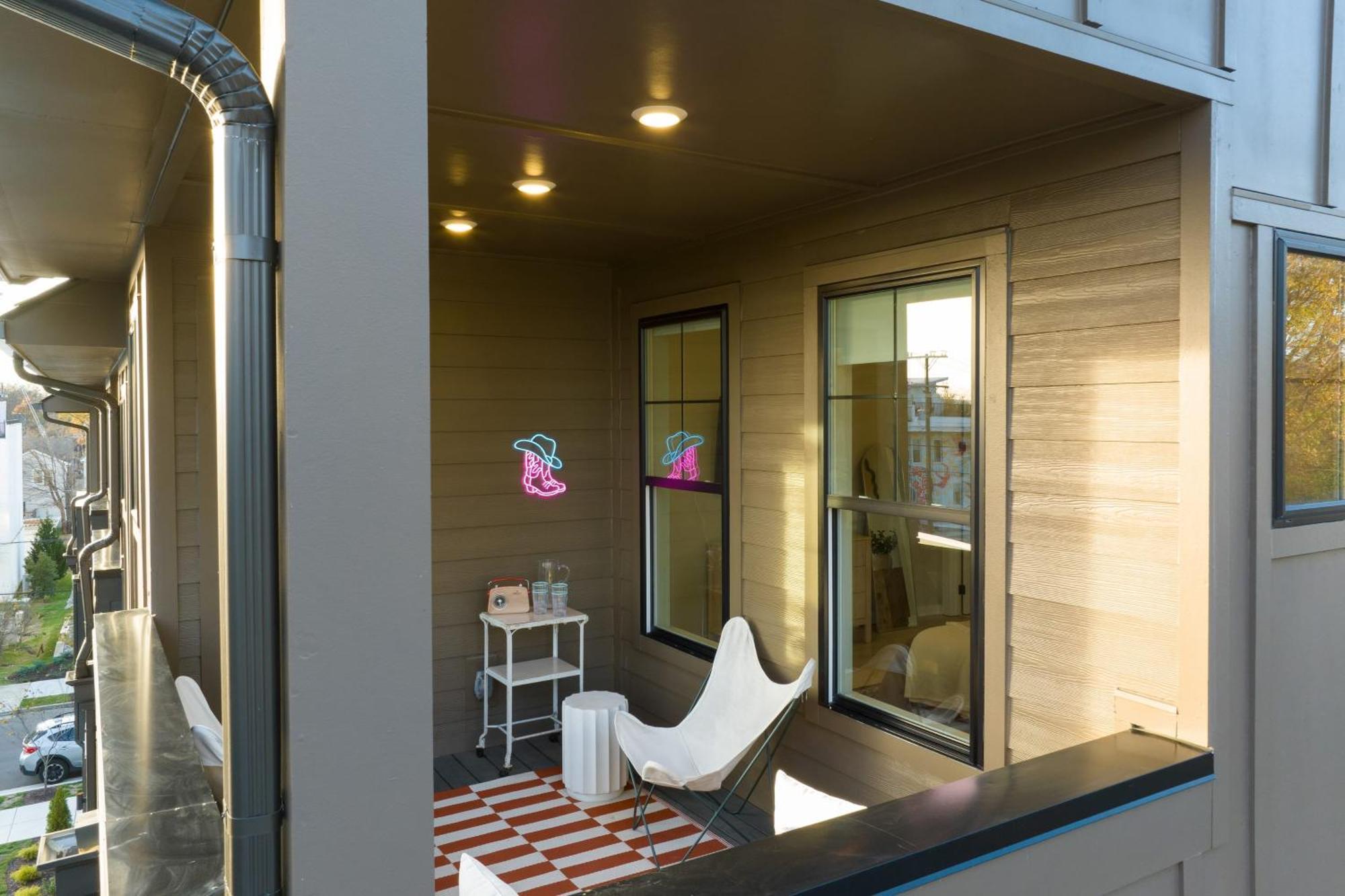 Holiday home The Stage By Avantstay Chic 4bdr W Covered Balcony Modern Newly Built Nashville