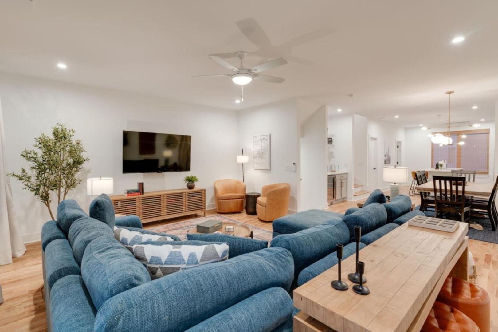 Luxury With Stunning Rooftop Views! Apartment *