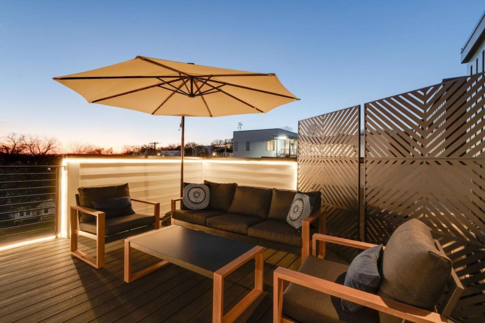 Luxury With Stunning Rooftop Views! *