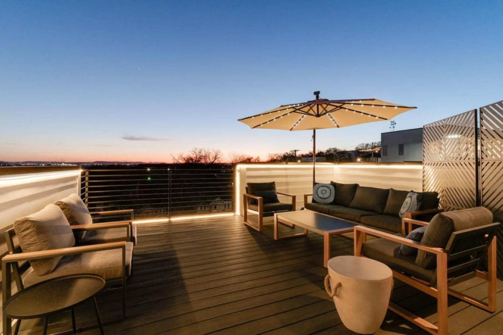 Luxury With Stunning Rooftop Views! *