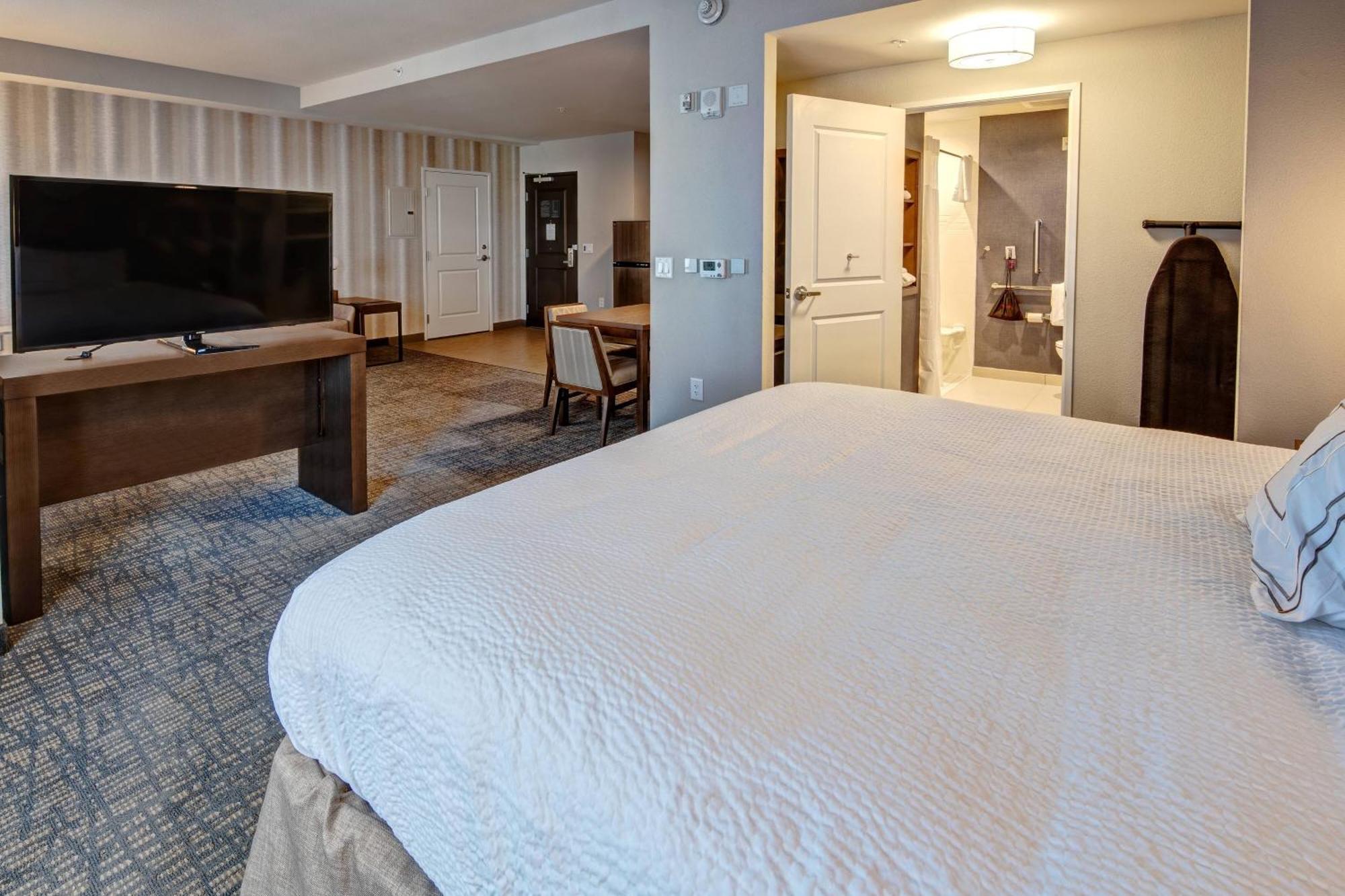 Hotel By Marriott Hills 3*
