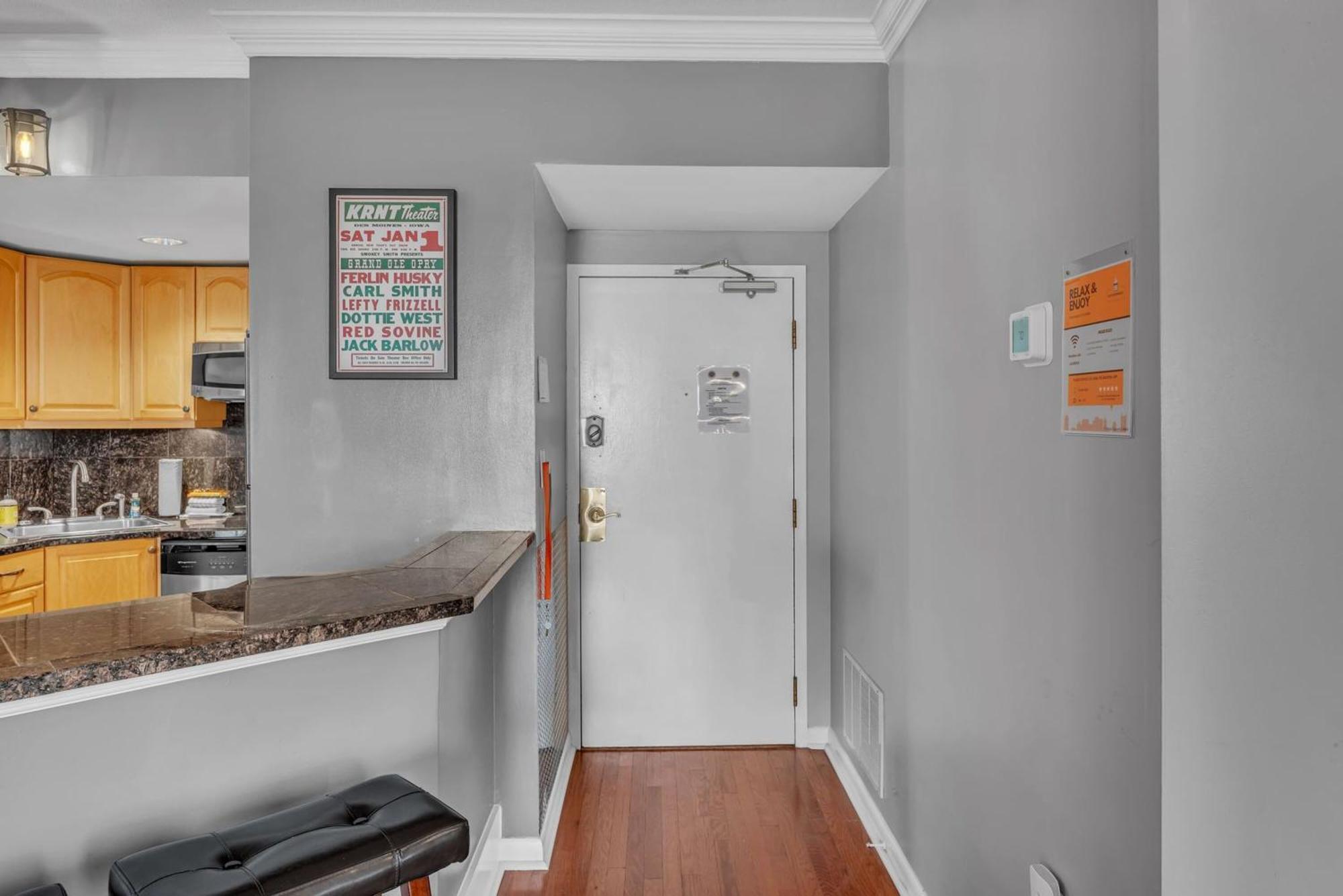 Apartment Honky Tonk Angels *