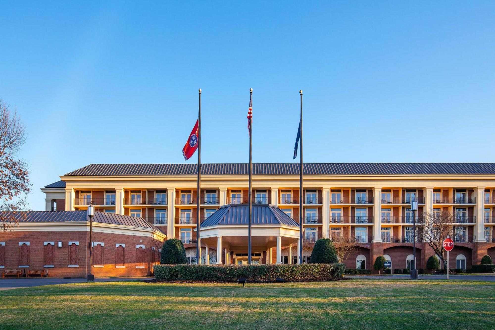 Hotel Sheraton Music City Airport 4*