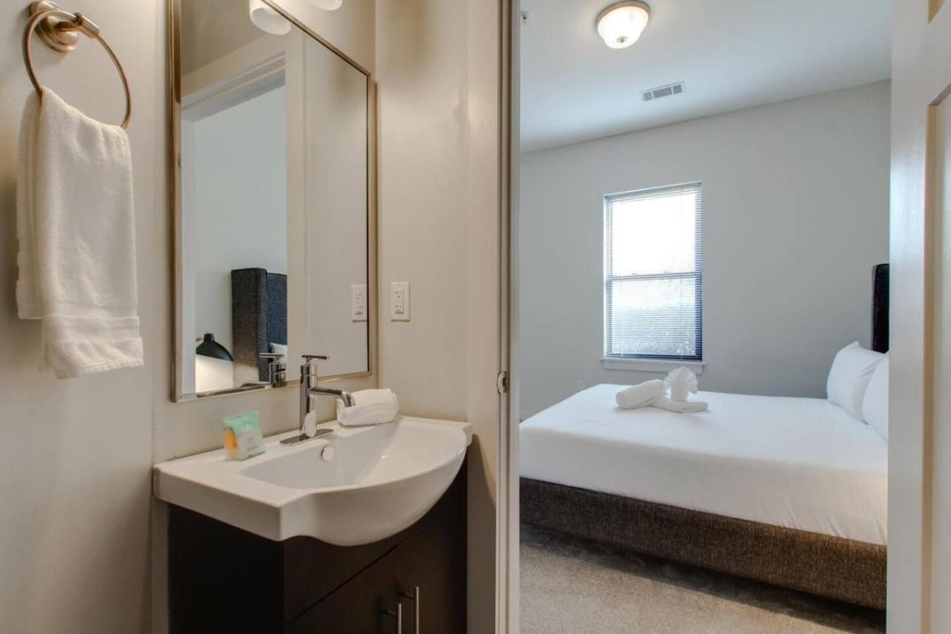 Contemporary Music Row Belmont Area Apartment Nashville