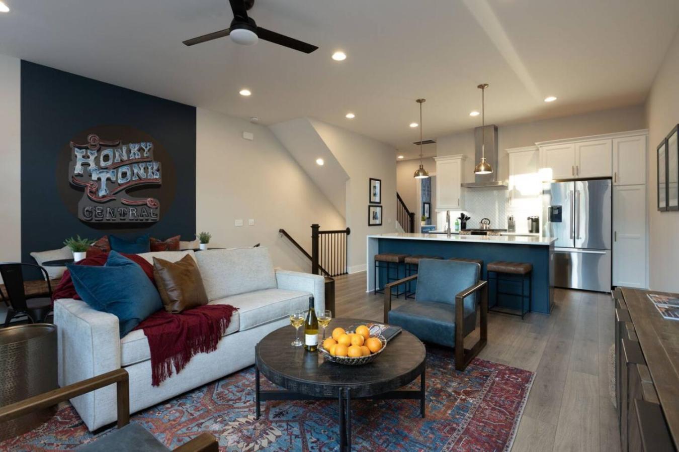 Large Royal Townhome Beautiful Design And Rooftop *