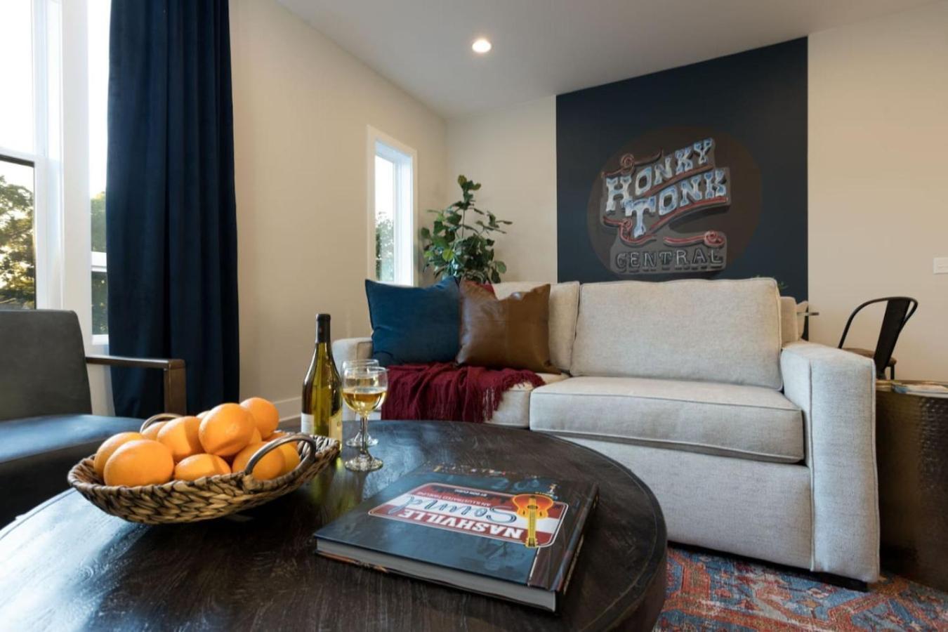 Large Royal Townhome Beautiful Design And Rooftop *