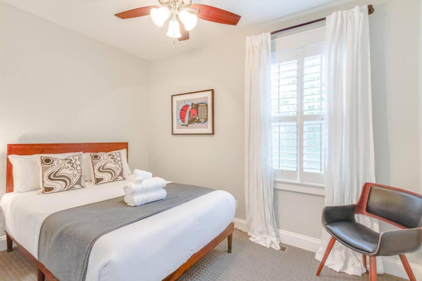 East Paradise 4 Bedroom Large Backyard *