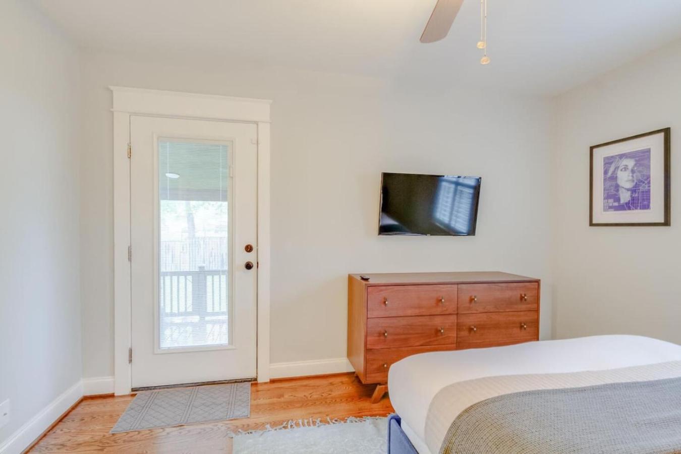 East Paradise 4 Bedroom Large Backyard Holiday home *