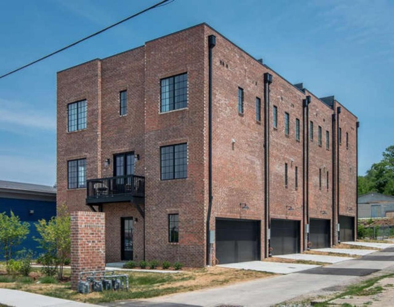 Spacious Wonderful Townhome Downtown Location Holiday home *