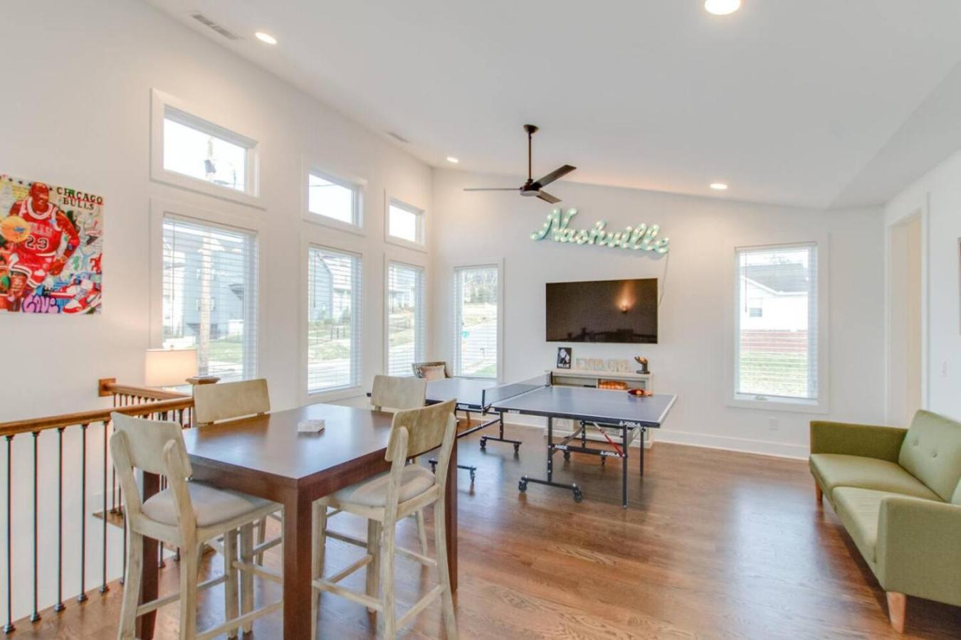 Modern Game Table Minutes To Broadway Holiday home