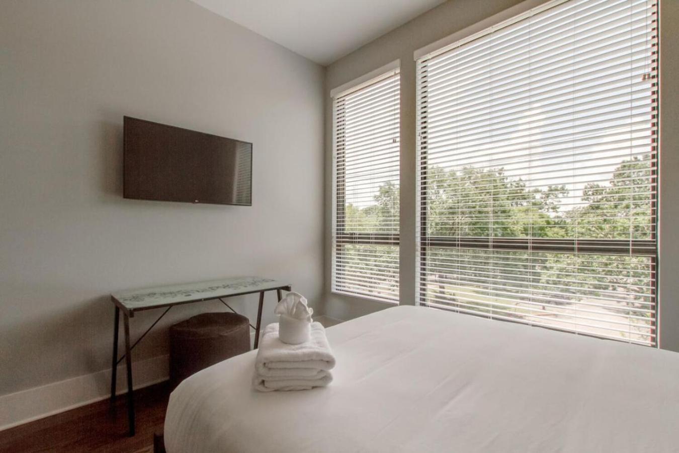 Large Impressive Townhome Private Viewing Terrace