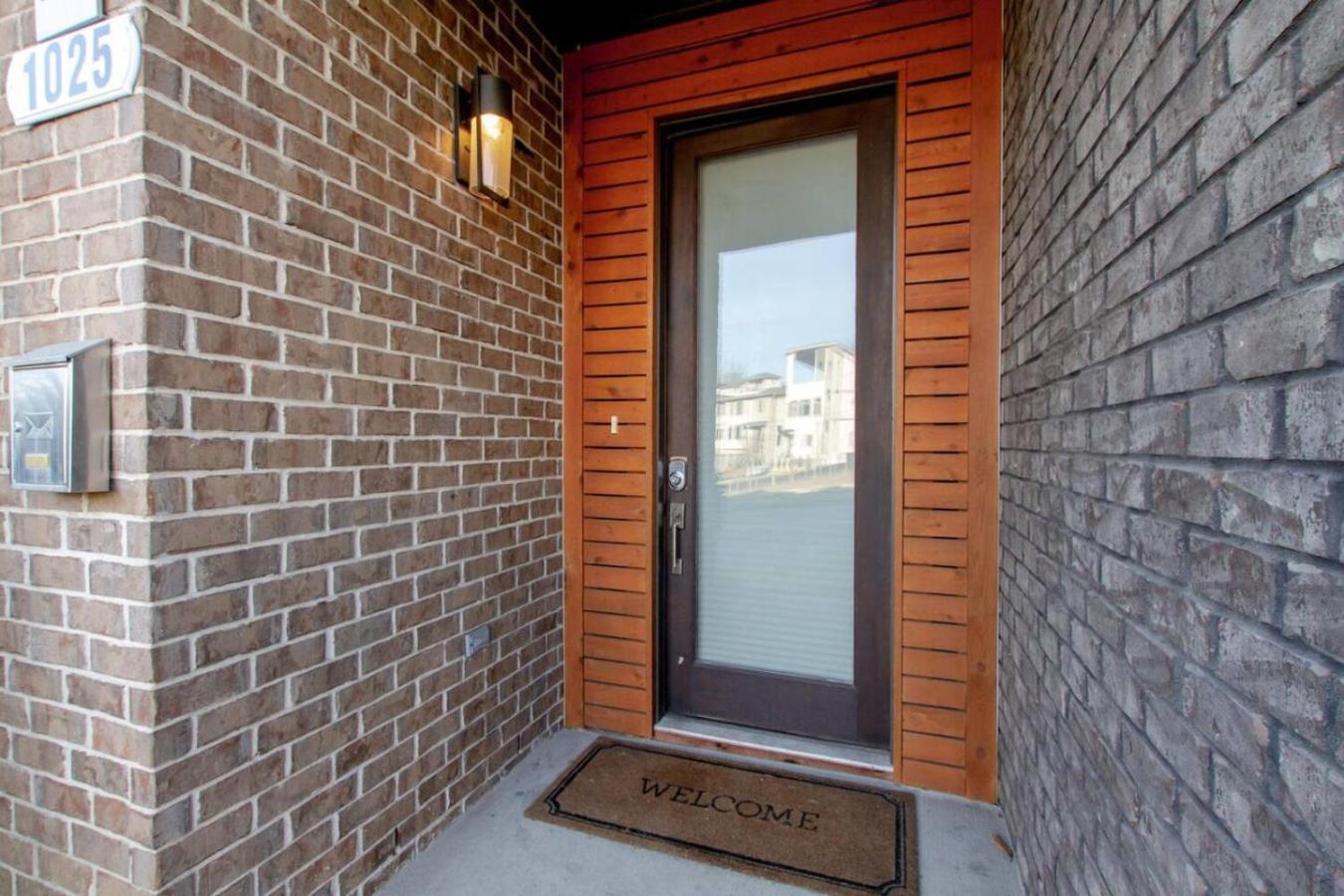 Spacious And Sleek Amazing Location Patio Space Holiday home *