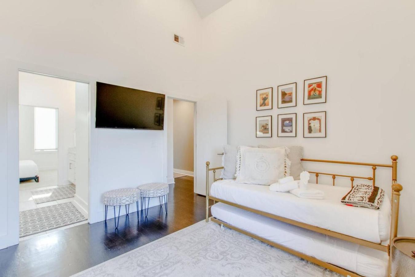 Spacious And Sleek Amazing Location Patio Space Holiday home