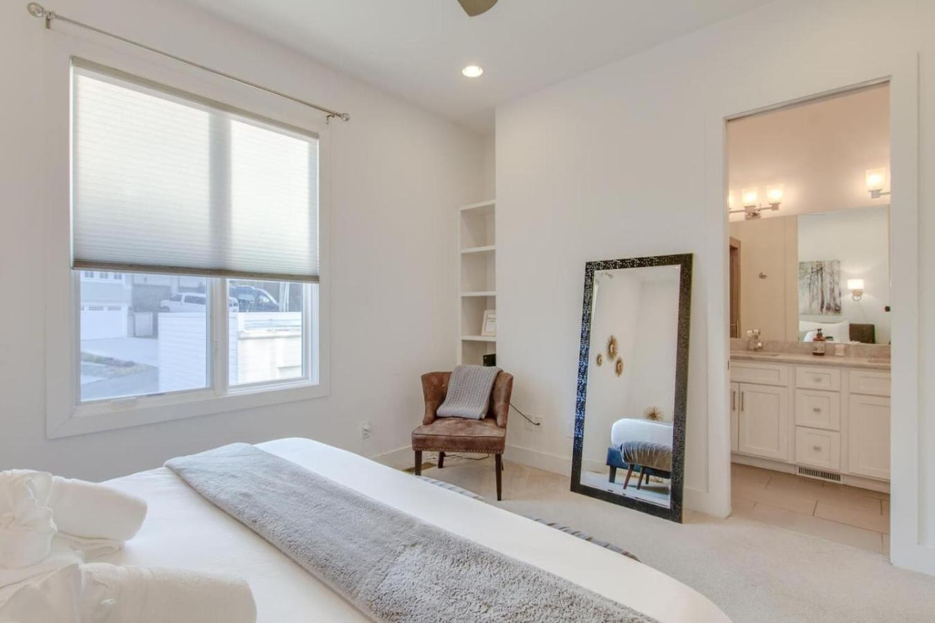 Spacious And Sleek Amazing Location Patio Space *