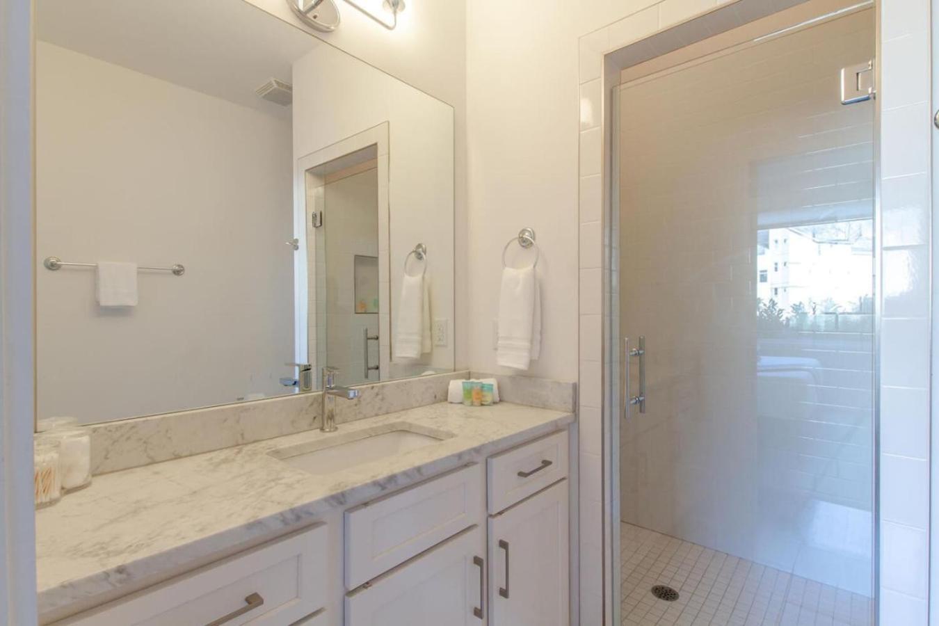 Spacious And Sleek Amazing Location Patio Space *