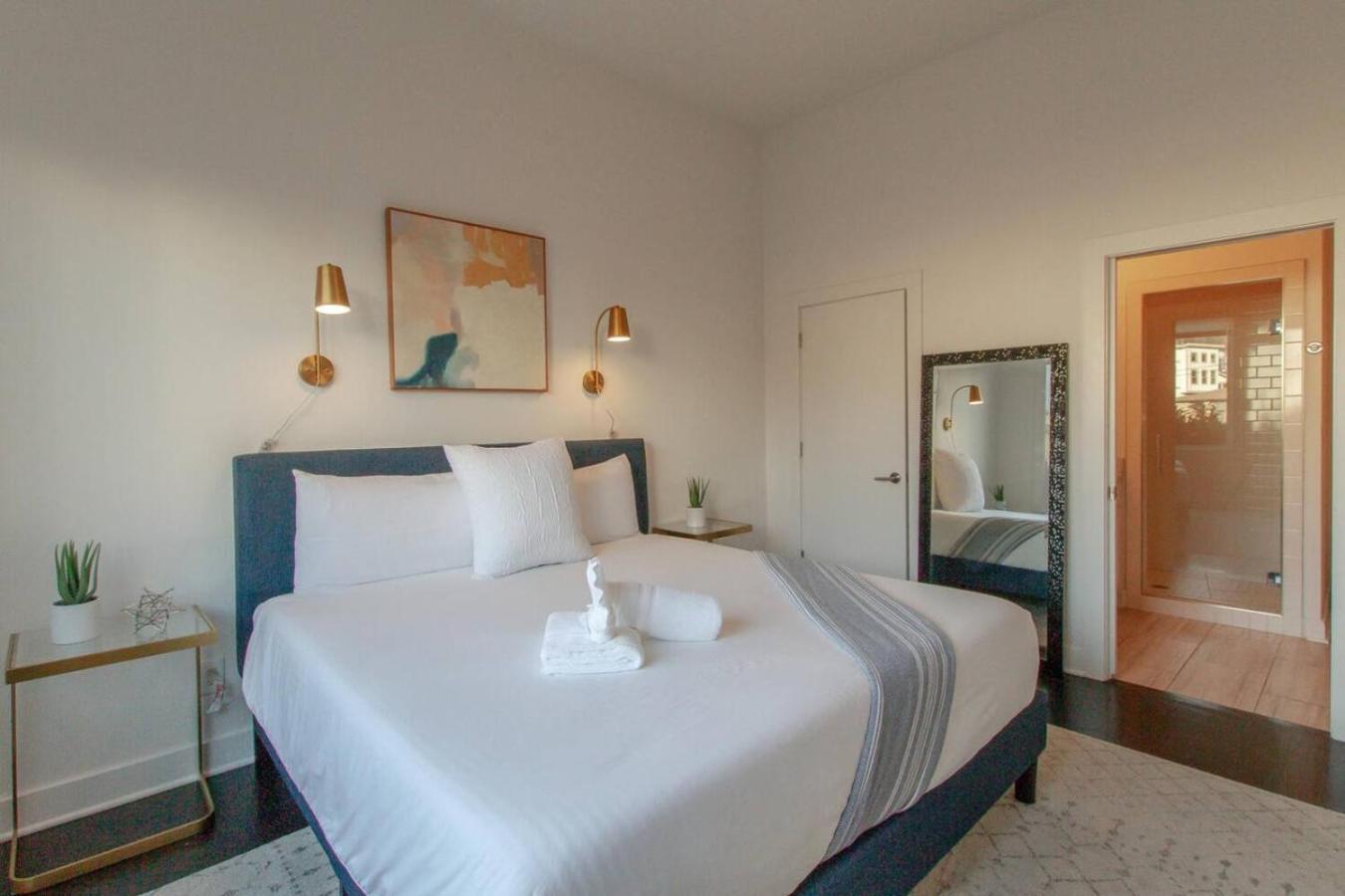 Spacious And Sleek Amazing Location Patio Space *