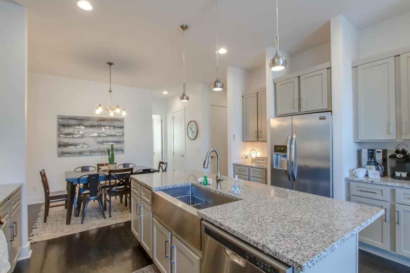 Holiday home Spacious And Sleek Amazing Location Patio Space