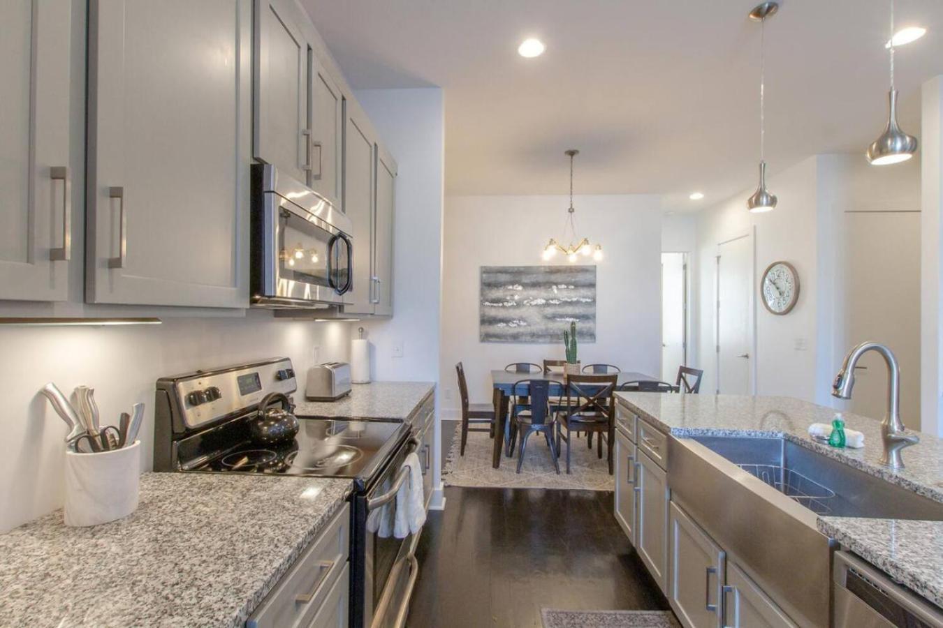 Spacious And Sleek Amazing Location Patio Space Nashville