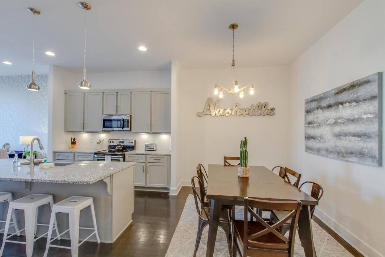 Spacious And Sleek Amazing Location Patio Space Nashville