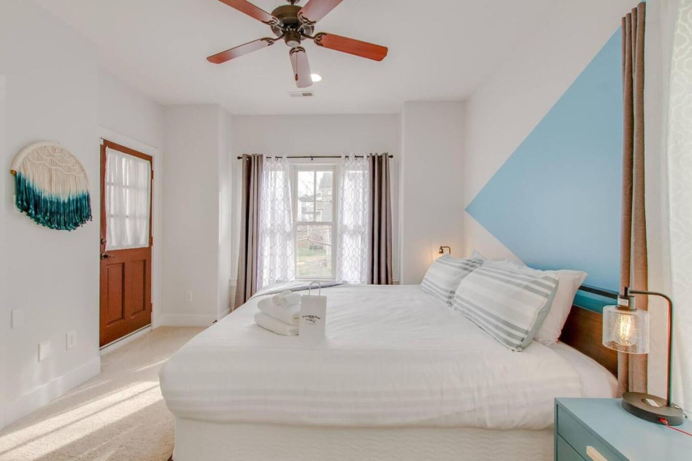 Vibrant Trendy Two Bedroom Near Marathon Village Holiday home Nashville