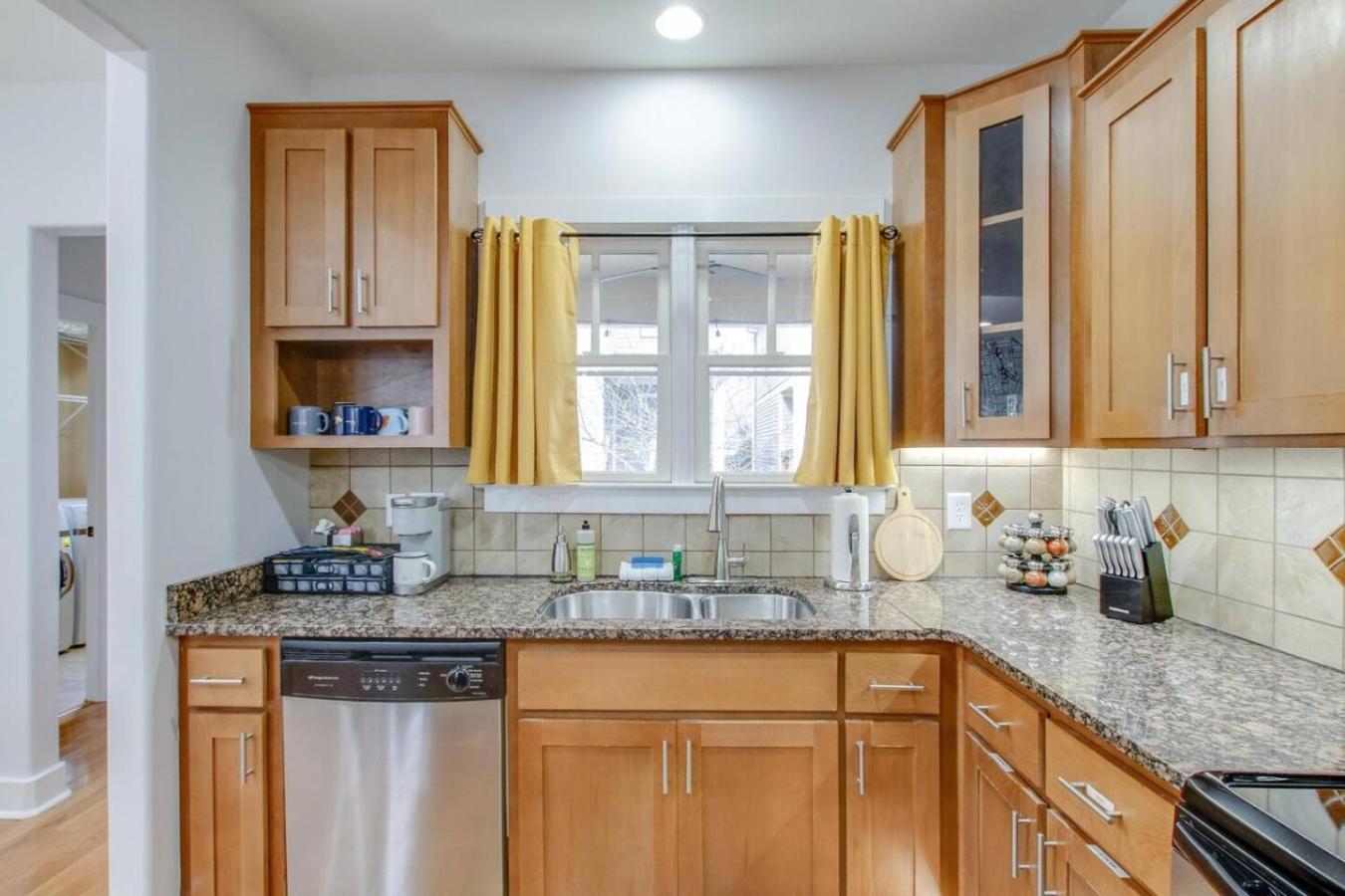 Vibrant Trendy Two Bedroom Near Marathon Village Holiday home *