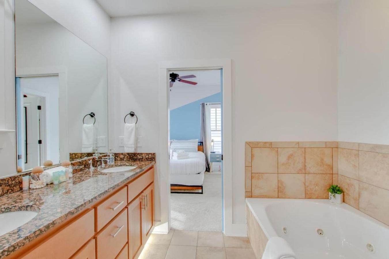 Vibrant Trendy Two Bedroom Near Marathon Village *