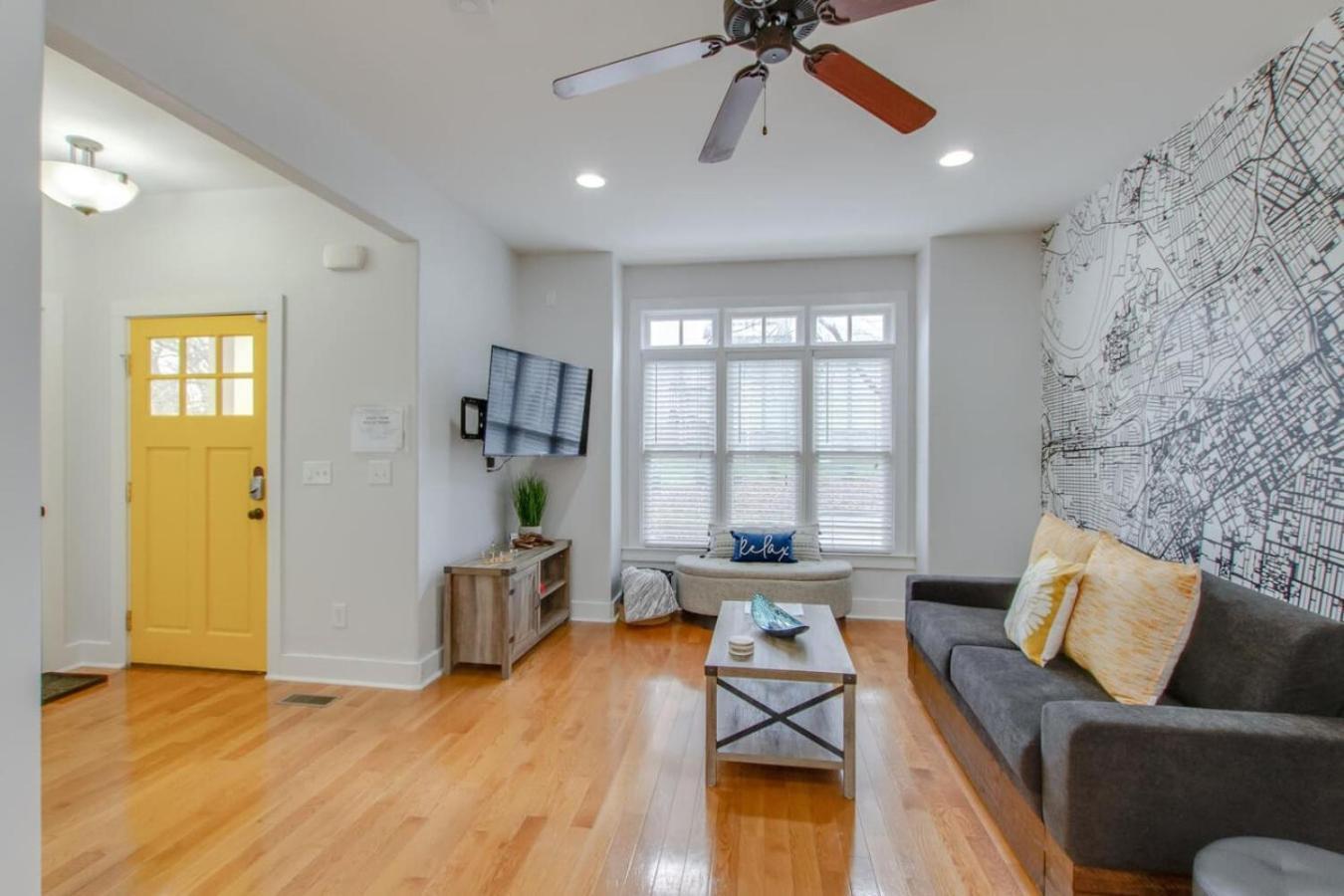 Vibrant Trendy Two Bedroom Near Marathon Village