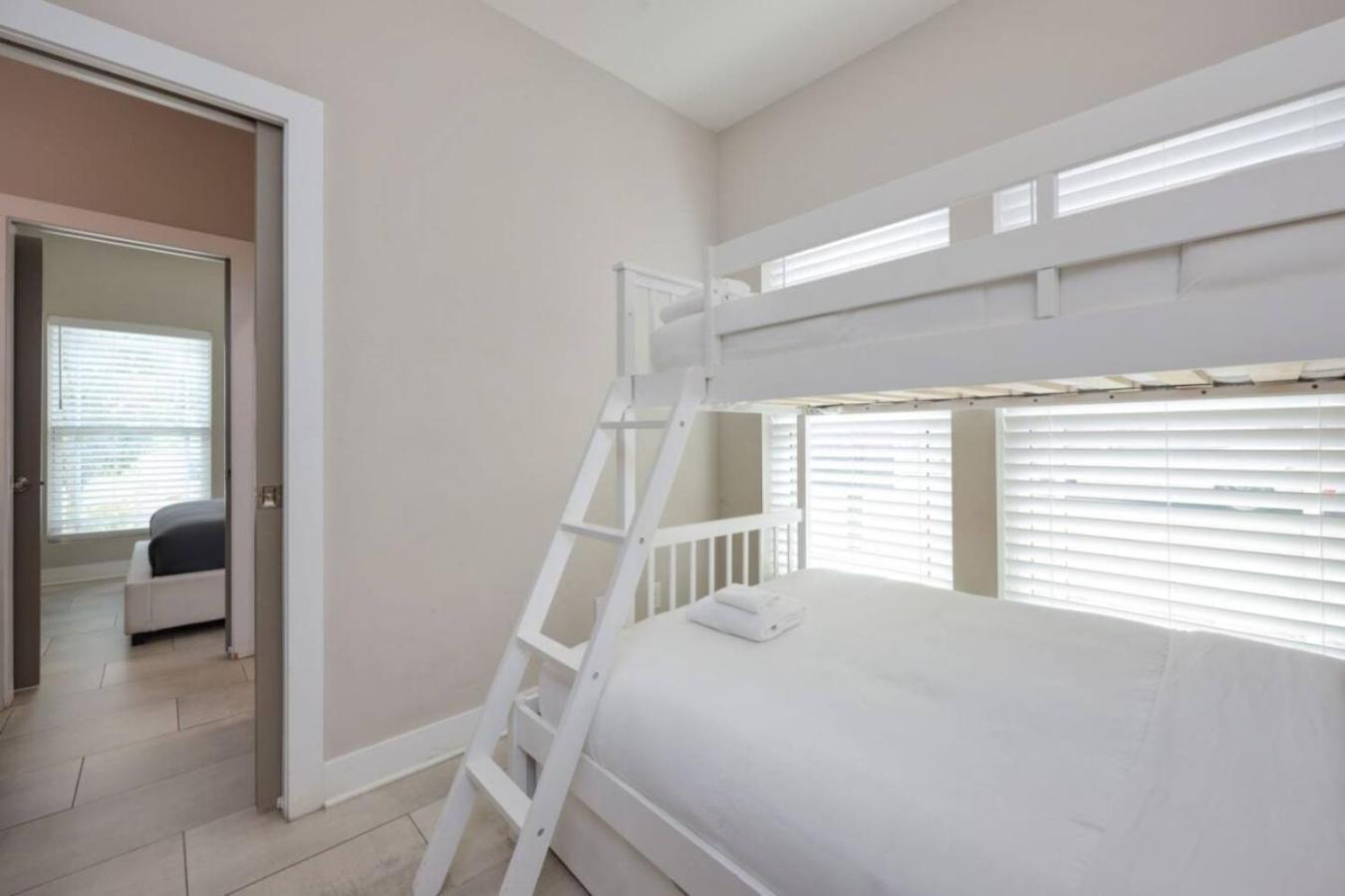 Red Radiance - Hot Tub - Dual Balconies Share Save Nashville