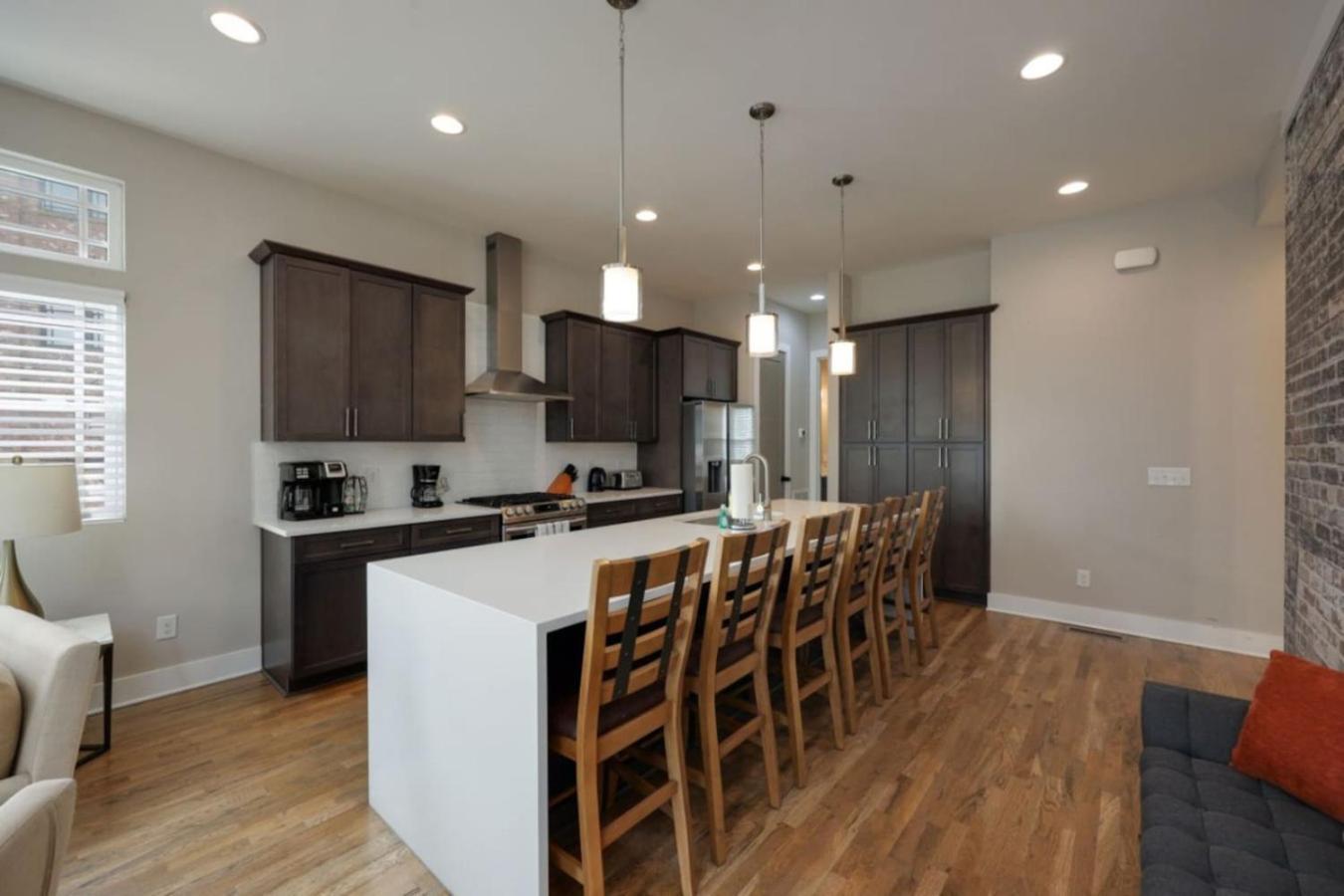 Red Radiance - Hot Tub - Dual Balconies Share Save * Nashville