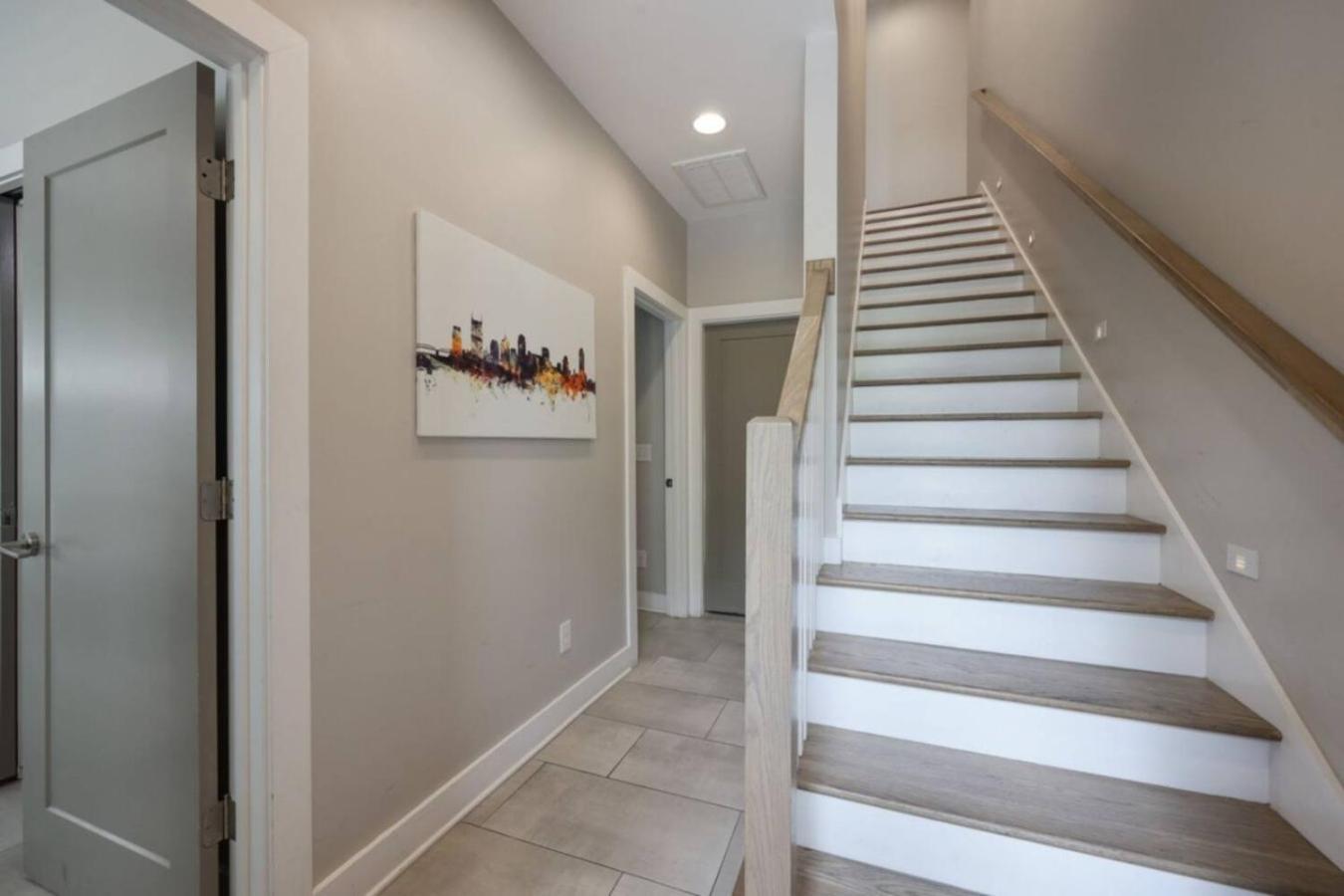 Red Radiance - Hot Tub - Dual Balconies Share Save Holiday home Nashville