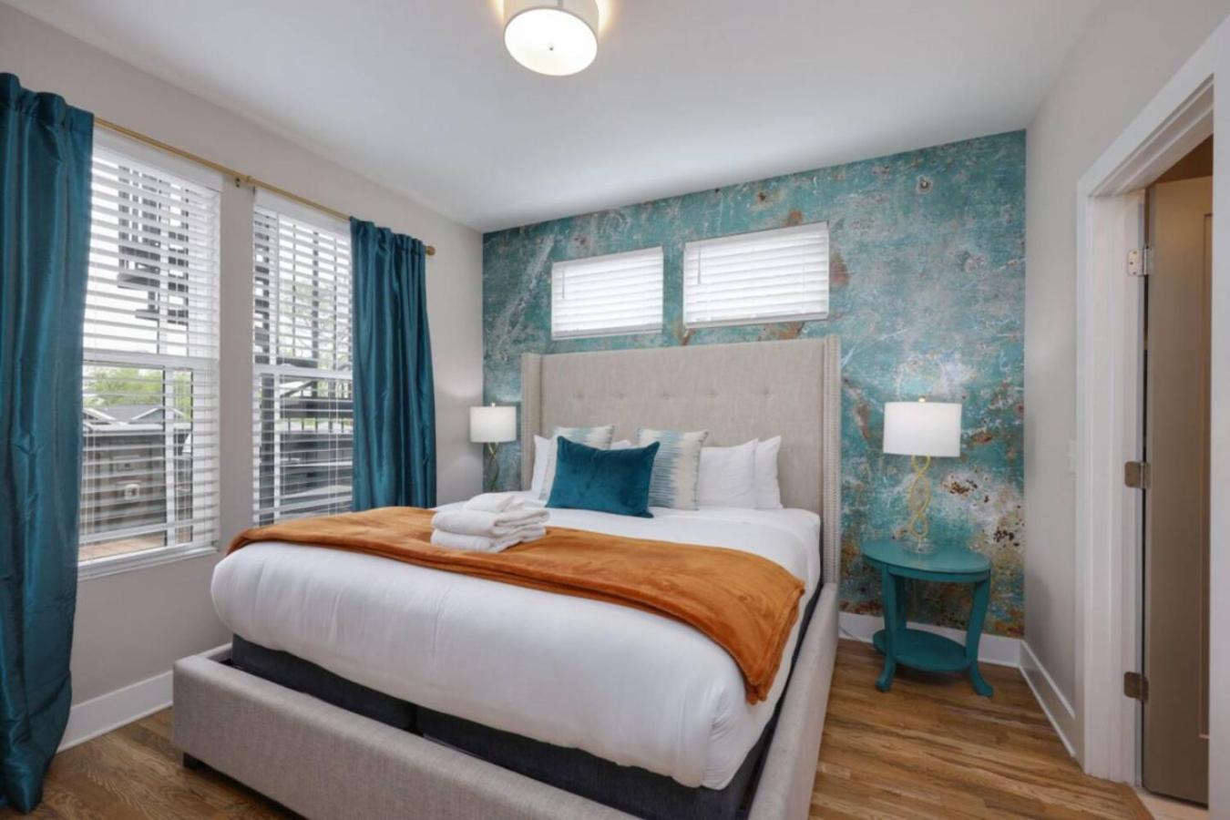 Red Radiance - Hot Tub - Dual Balconies Share Save Holiday home