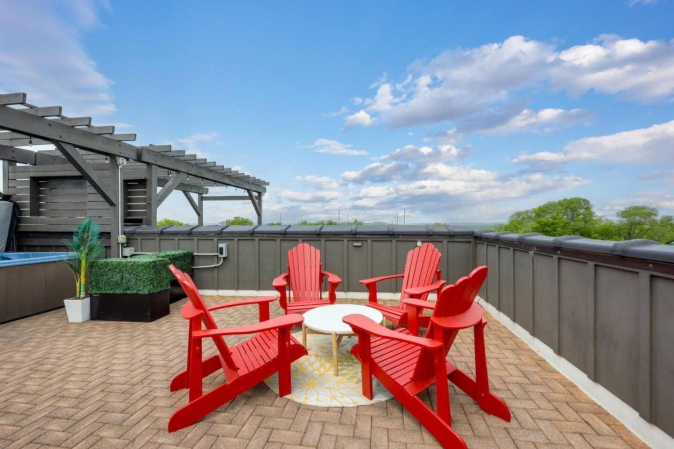 Red Radiance - Hot Tub - Dual Balconies Share Save * Nashville