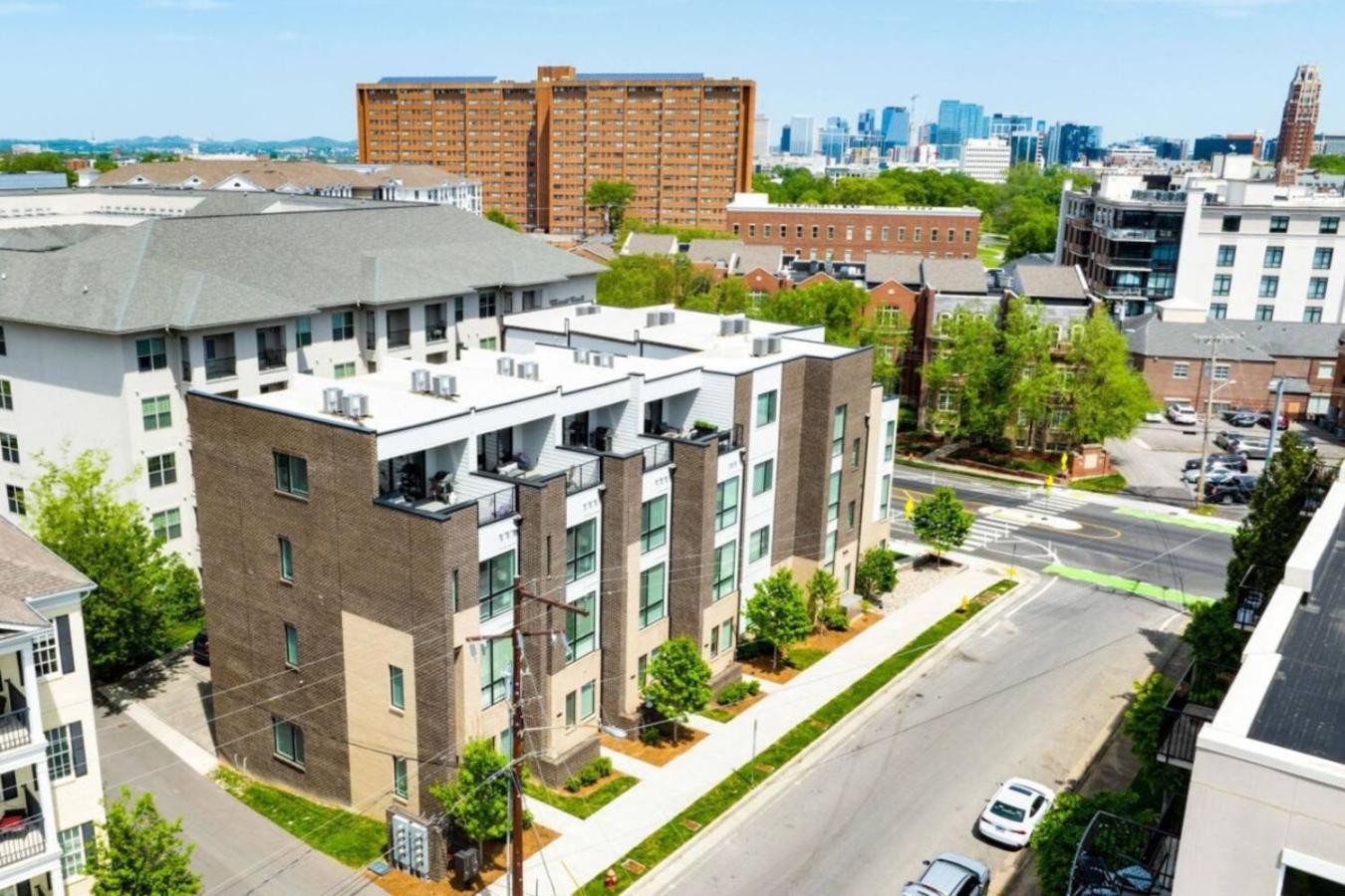 Sapphire Loft 4 Bedroom 4.5 Bath Rooftop Patio Holiday home Nashville