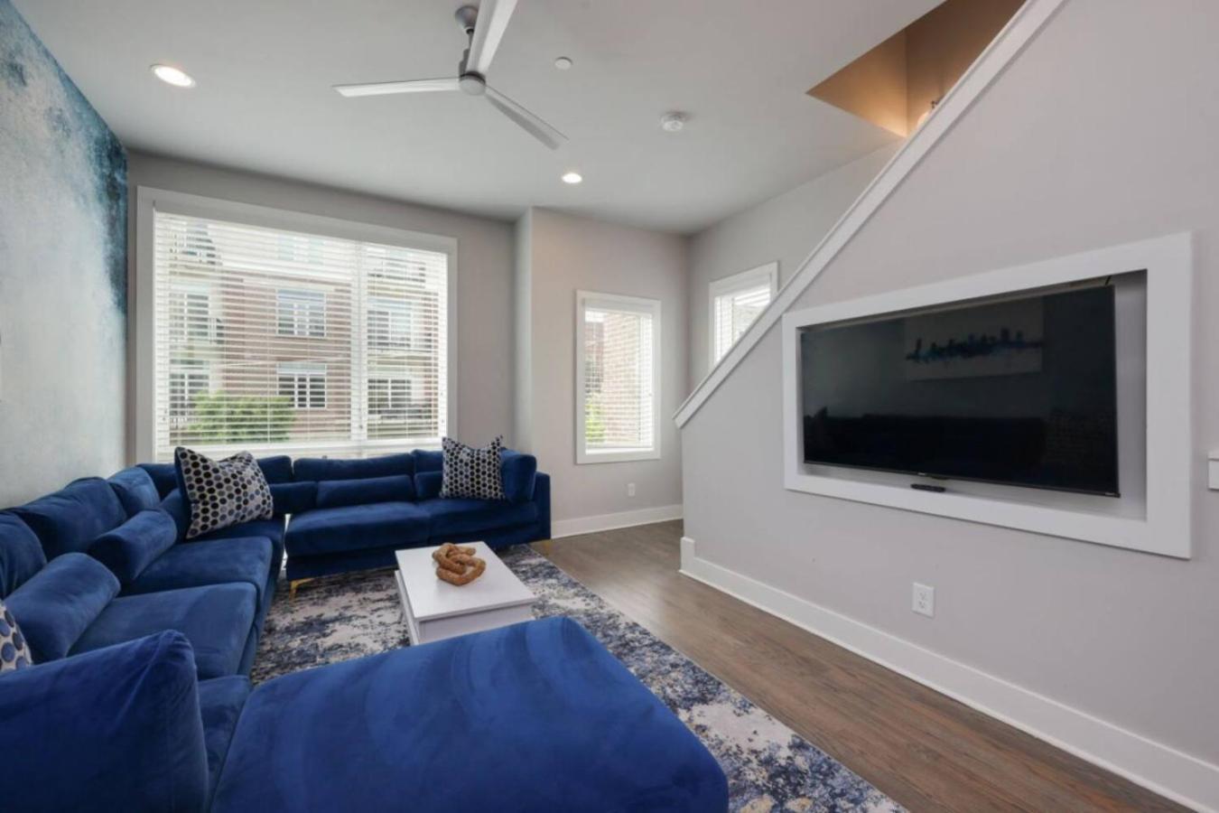 Sapphire Loft 4 Bedroom 4.5 Bath Rooftop Patio