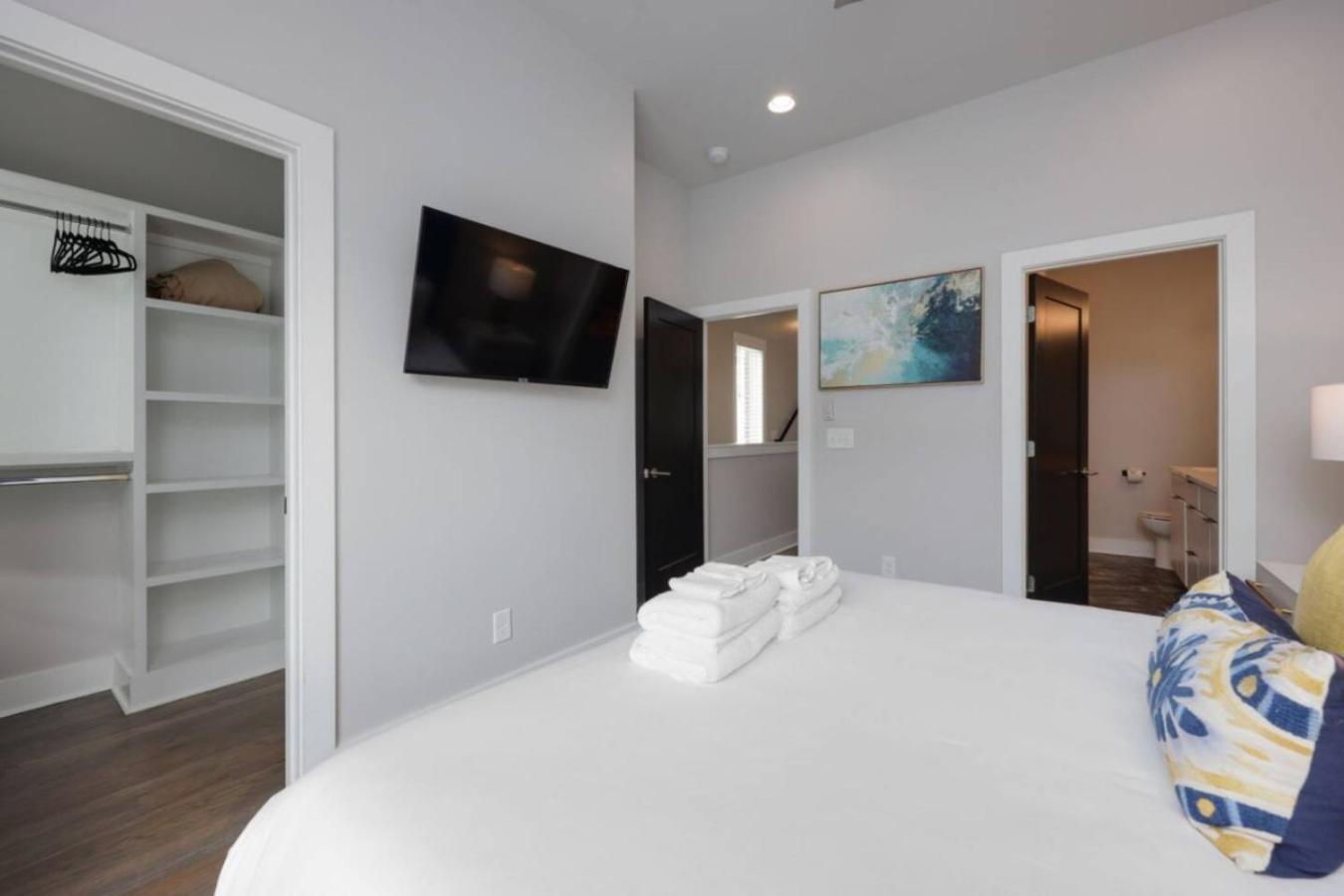 Sapphire Loft 4 Bedroom 4.5 Bath Rooftop Patio Holiday home