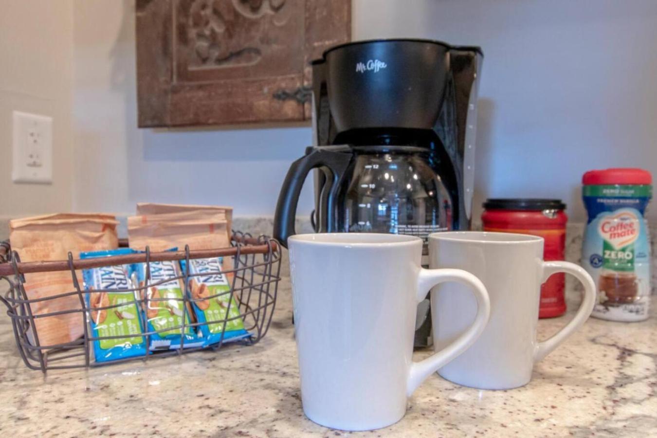 Urban Hideaway Cozy With Pool Access *