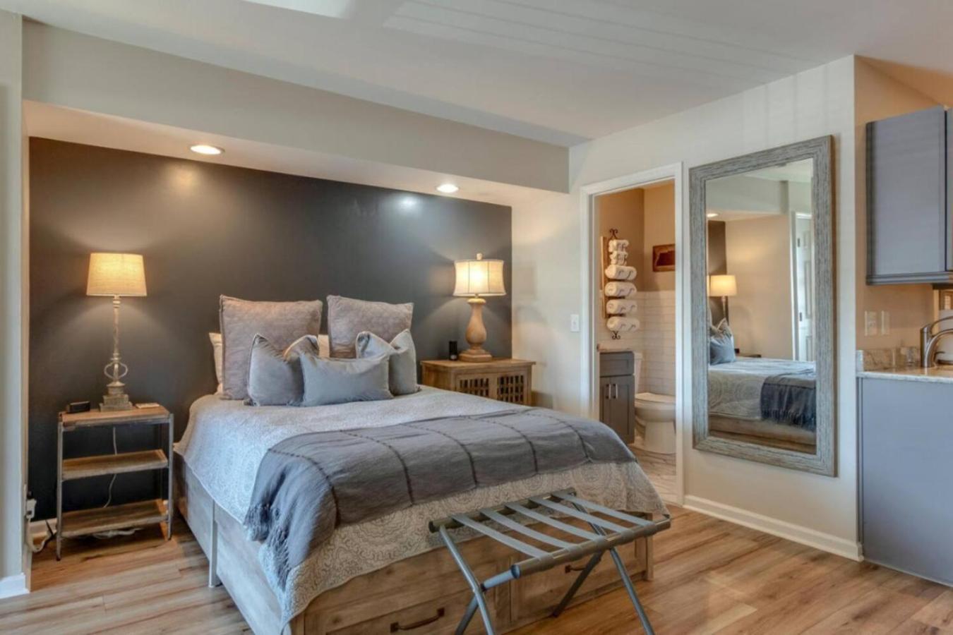 Urban Hideaway Cozy With Pool Access Apartment