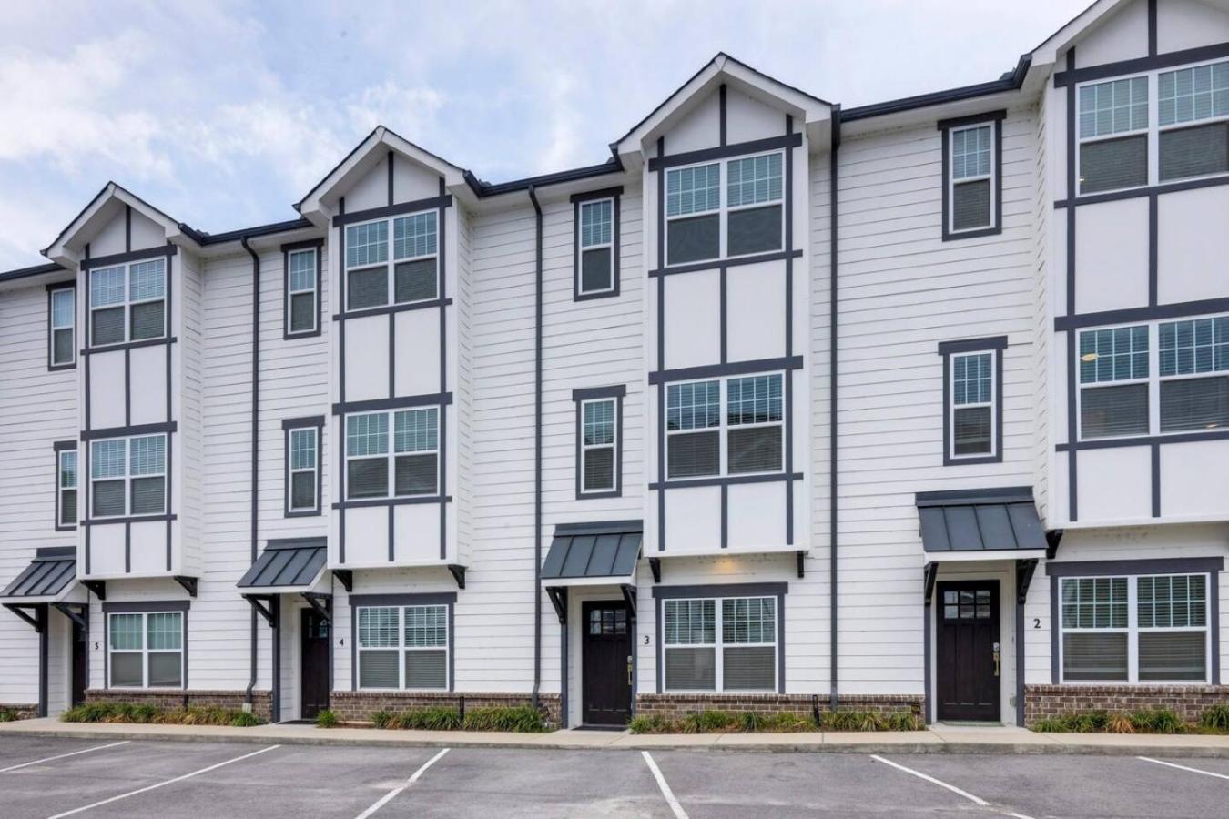 Two Elegant Townhomes Perfect For Large Groups