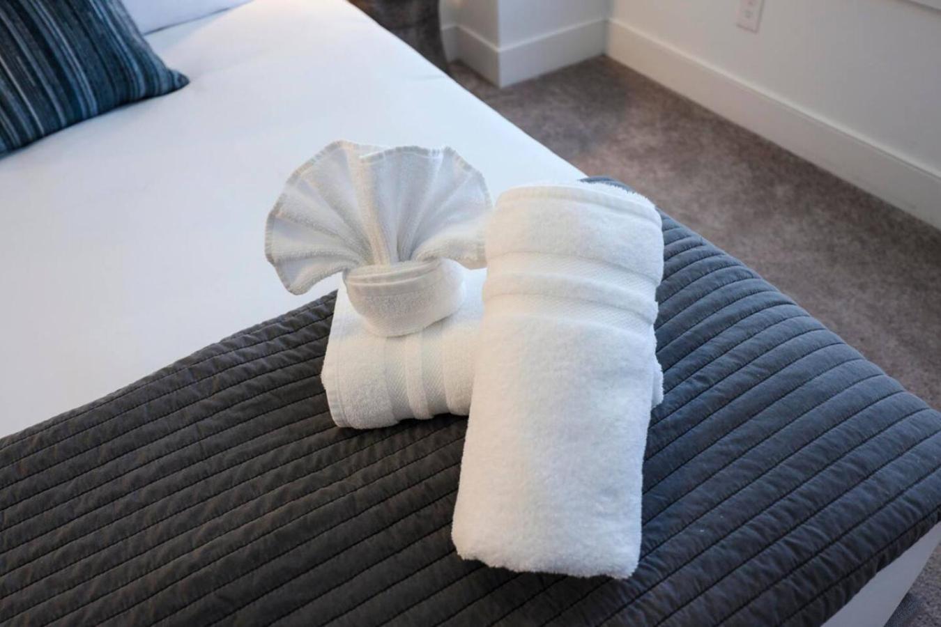 Holiday home Two Elegant Townhomes Perfect For Large Groups *