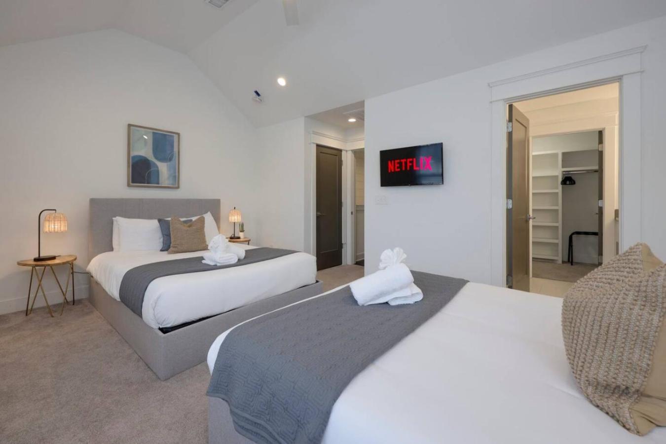 Two Elegant Townhomes Perfect For Large Groups *