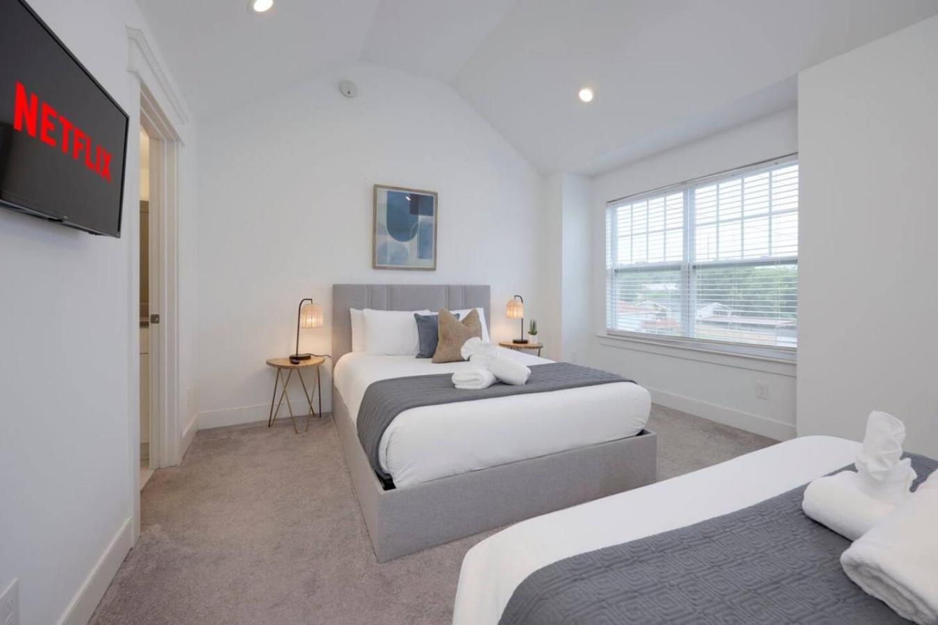 Holiday home Two Elegant Townhomes Perfect For Large Groups